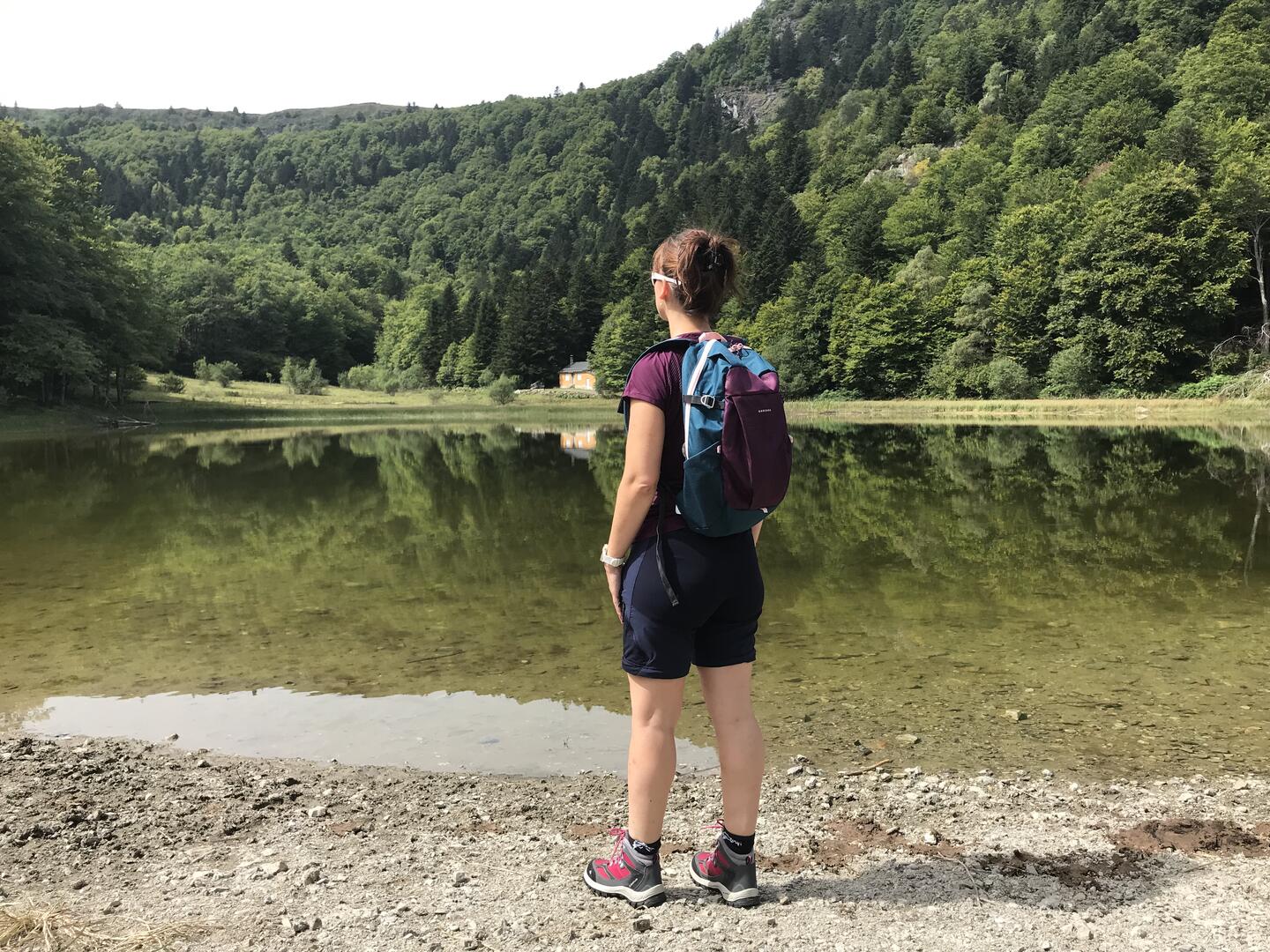 Randonneuse devant le lac de Moulzoune
