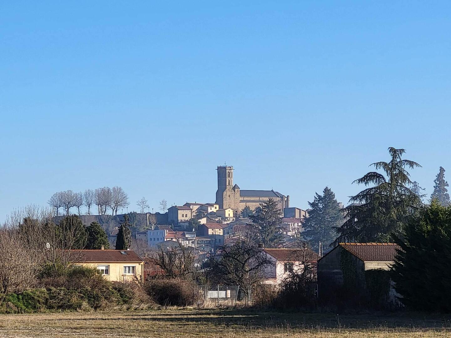 Vue sur le village de Laroque d'Olmes