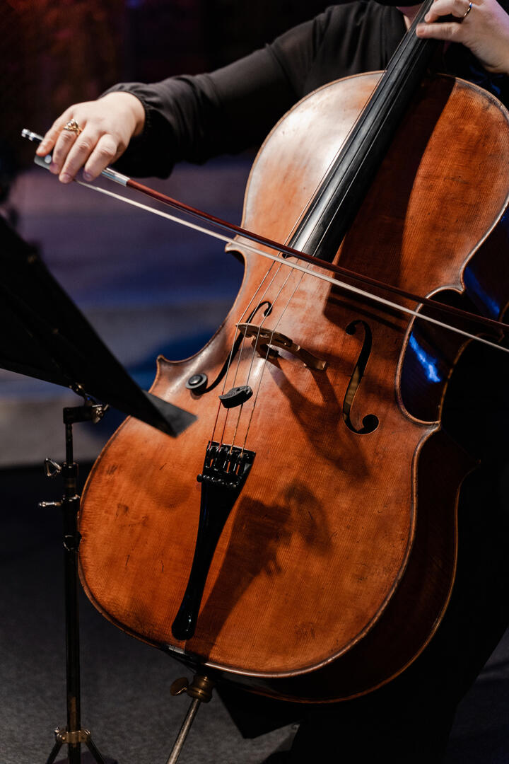 Musicien et son instrument pendant le festival Classicaval de Val d'Isère