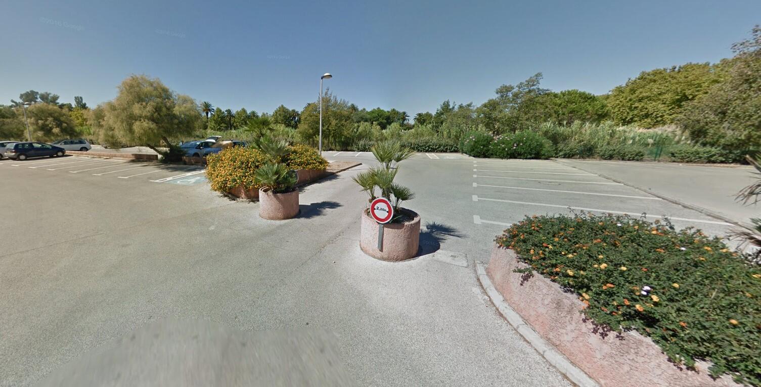Parking rue des Dauphins à La Londe les Maures