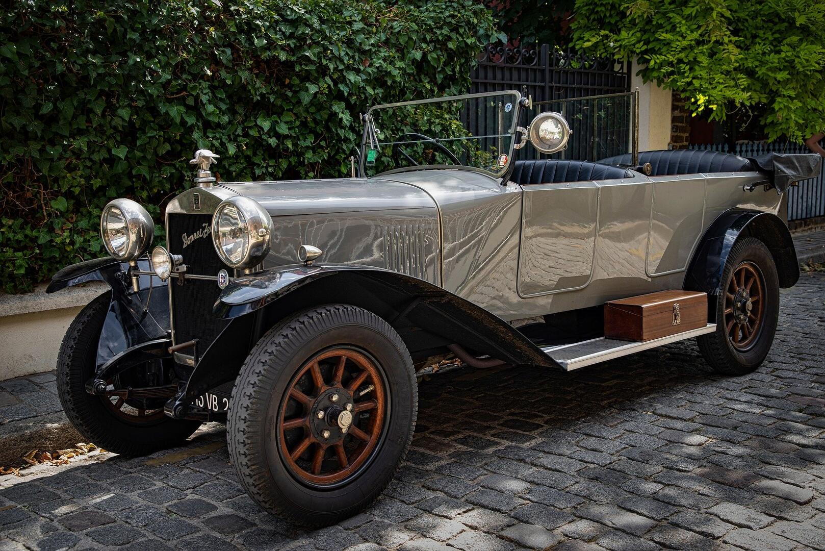 Exposition automobiles, motos et cycles de collection