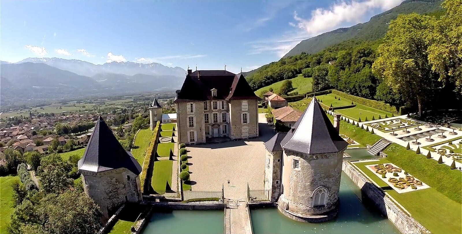 chateau_du_touvet_pano_jardins.jpg