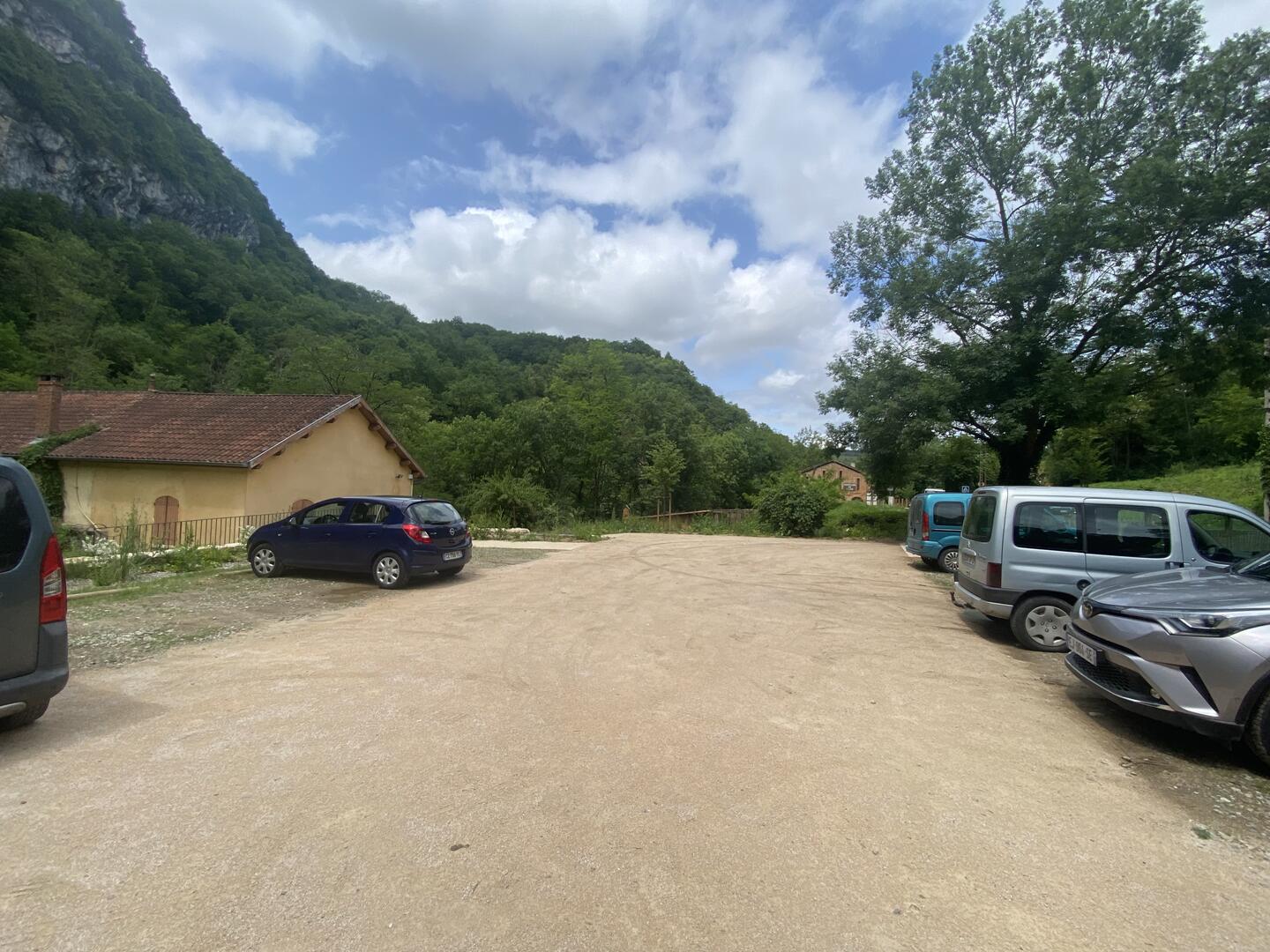 Parking de l'entrée Nord de la grotte_Le Mas-d'Azil