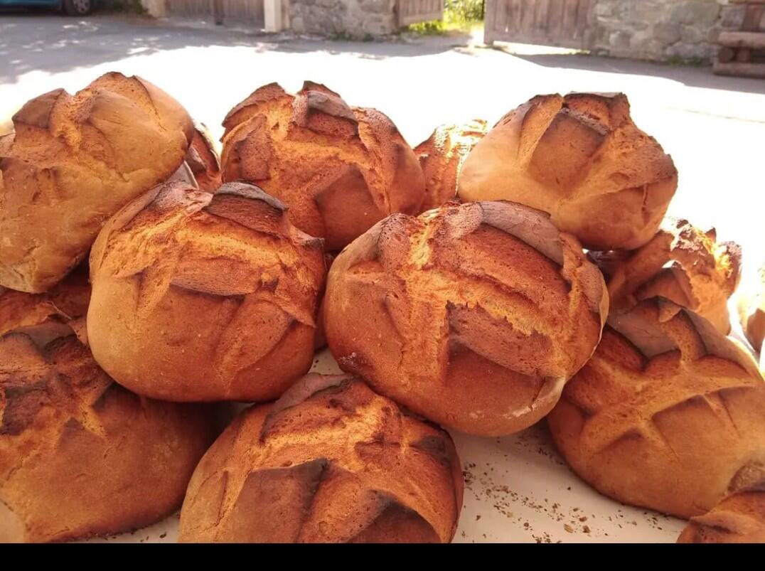 Vente de pain cuit de manière traditionnelle au four banal._Vallouise-Pelvoux