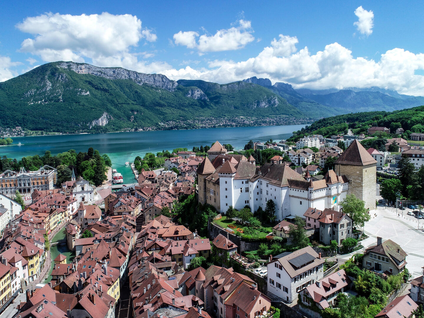 Vue aérienne de la vieille ville d'Annecy et de son lac