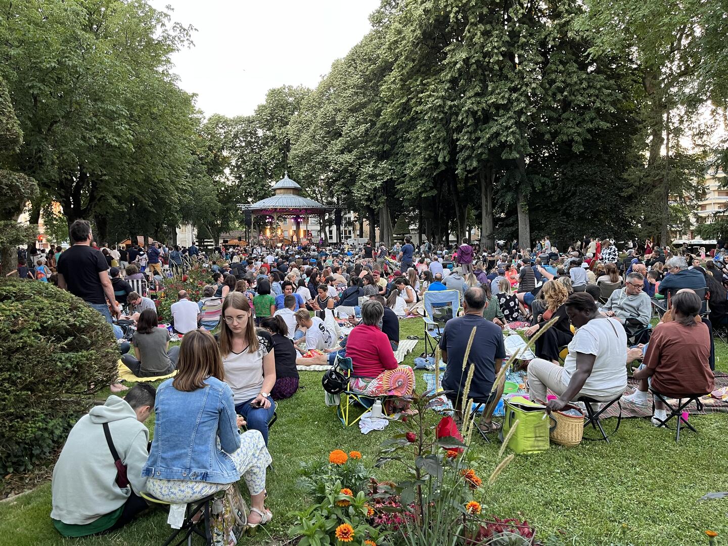 Square Simone Veil soir de concert en été