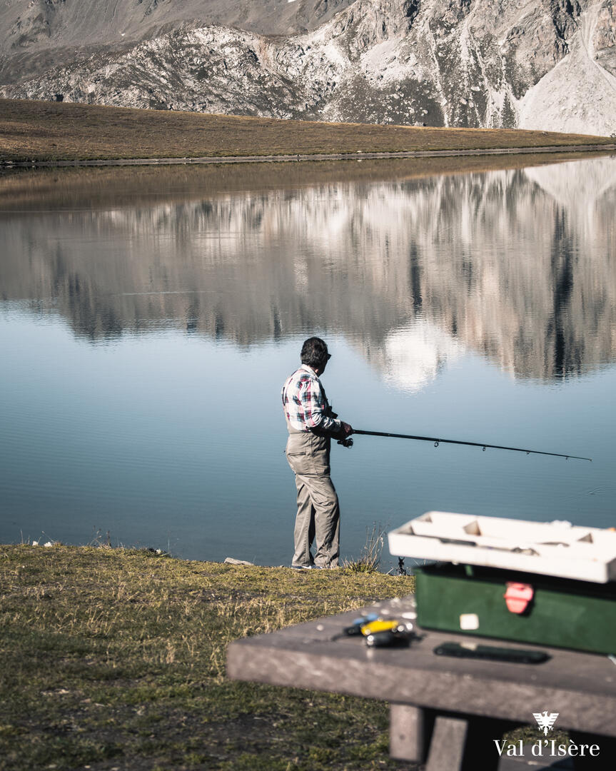 Pêche au bord du lac de l'Ouillette à Val d'Isère en été