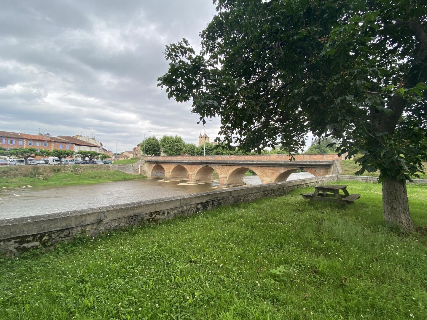 Table de pique-nique (Avenue Guinguette)_Daumazan-sur-Arize