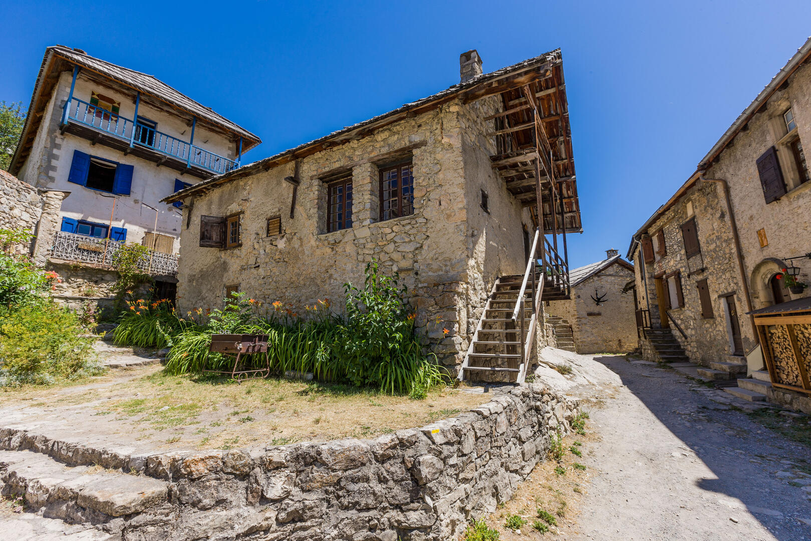 Champlatte par le hameau de Peyresq
