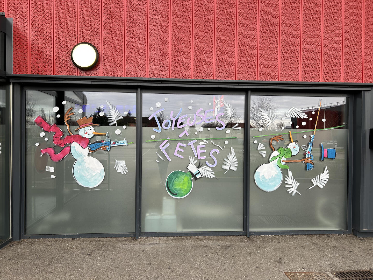 Décorations des vitres du complexe