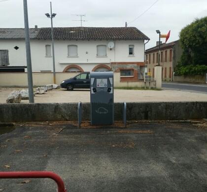 Borne de recharge électrique_Monbéqui