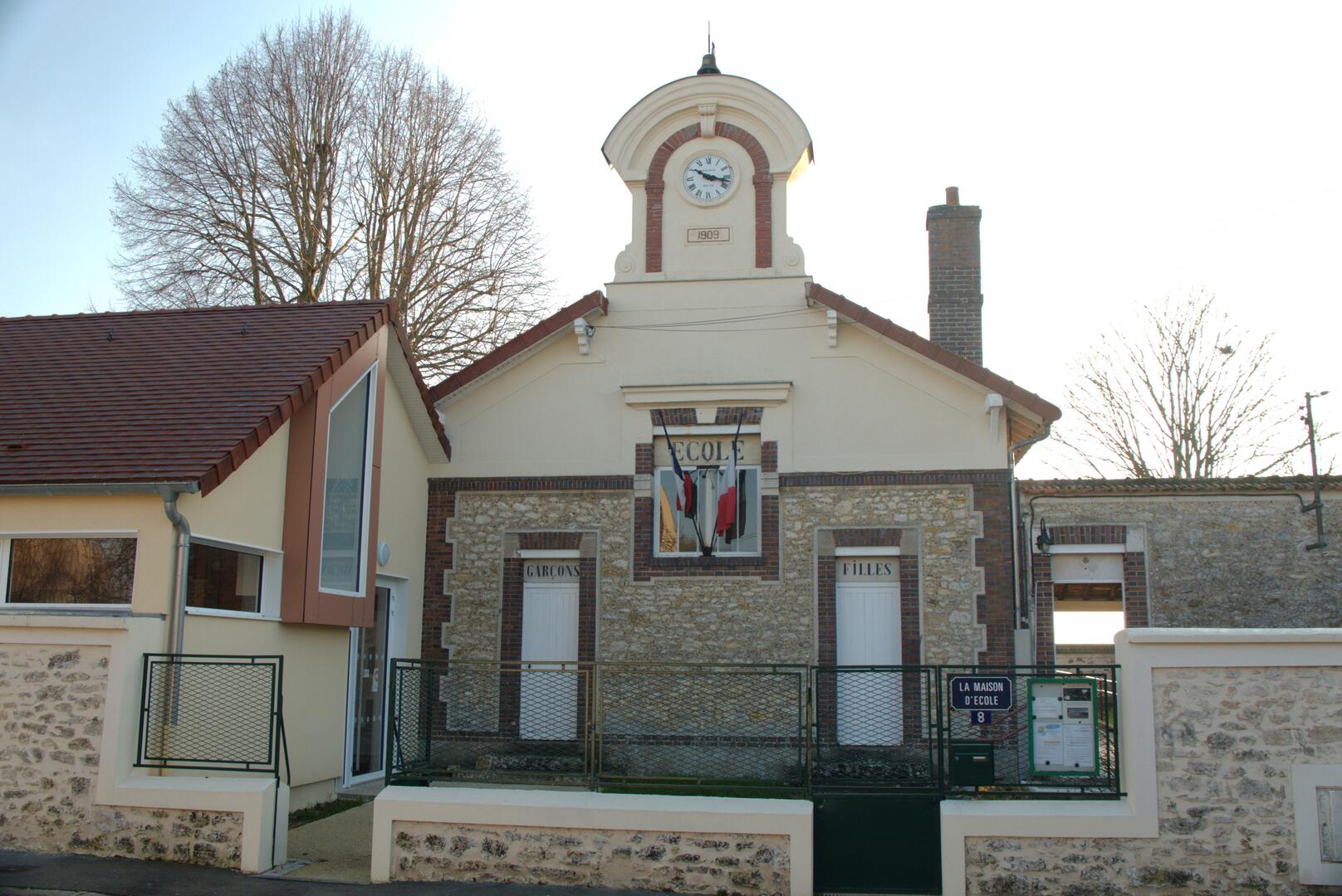 La Maison d'école de Pouilly-le-Fort_Vert-Saint-Denis