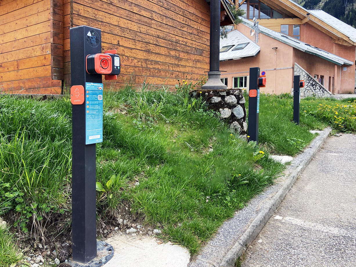 Stationnements équipés de bornes électriques de rechargement_Oz-en-Oisans
