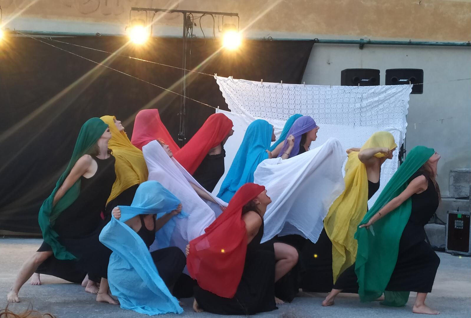 Mystikanza spectacle "Soeurcières", mis en scène par Irene Piccolo