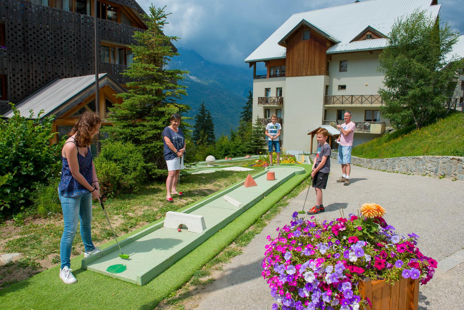 Mini Golf sur rue_Oz-en-Oisans