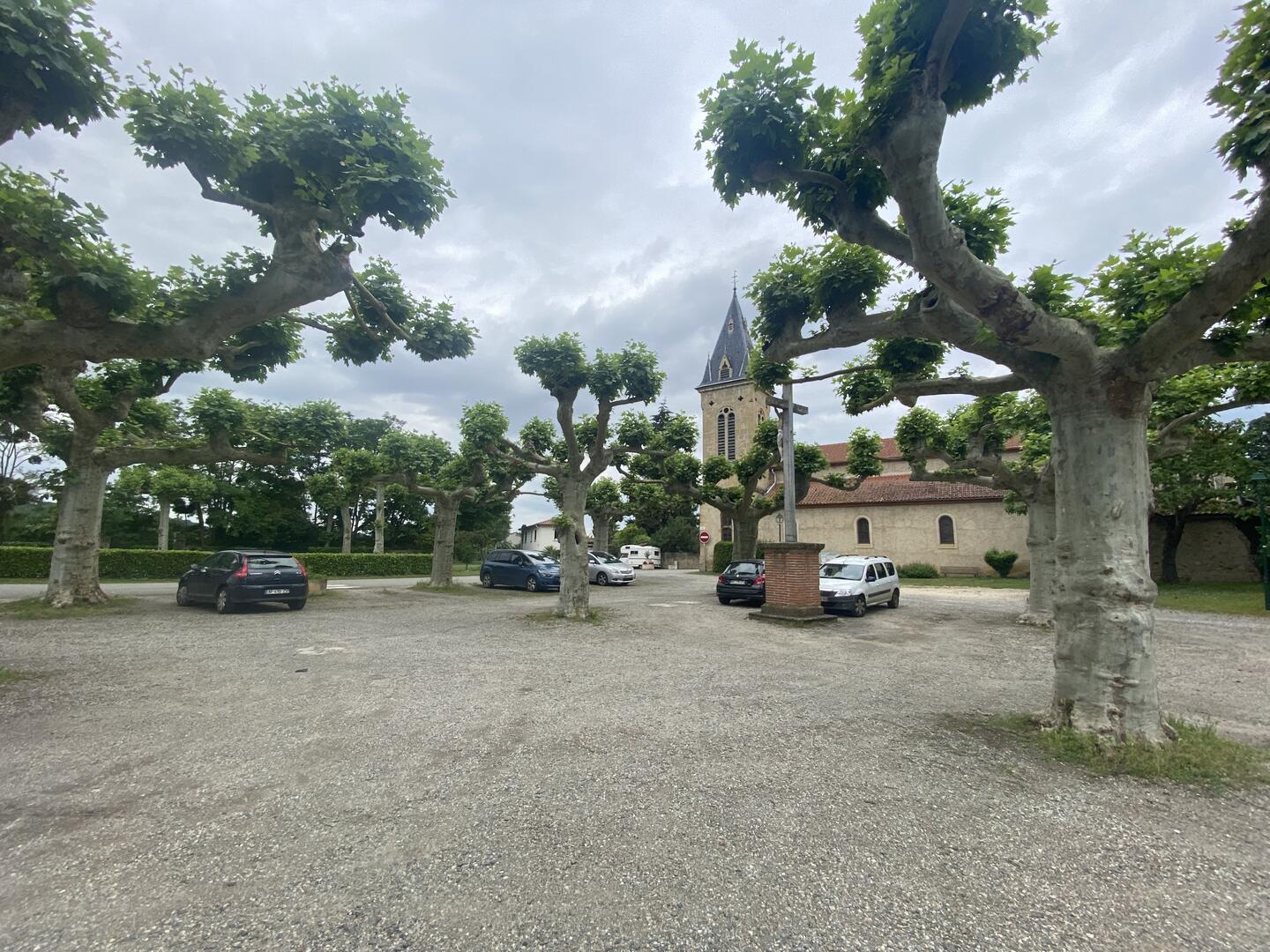 Parking de l'église_Campagne-sur-Arize