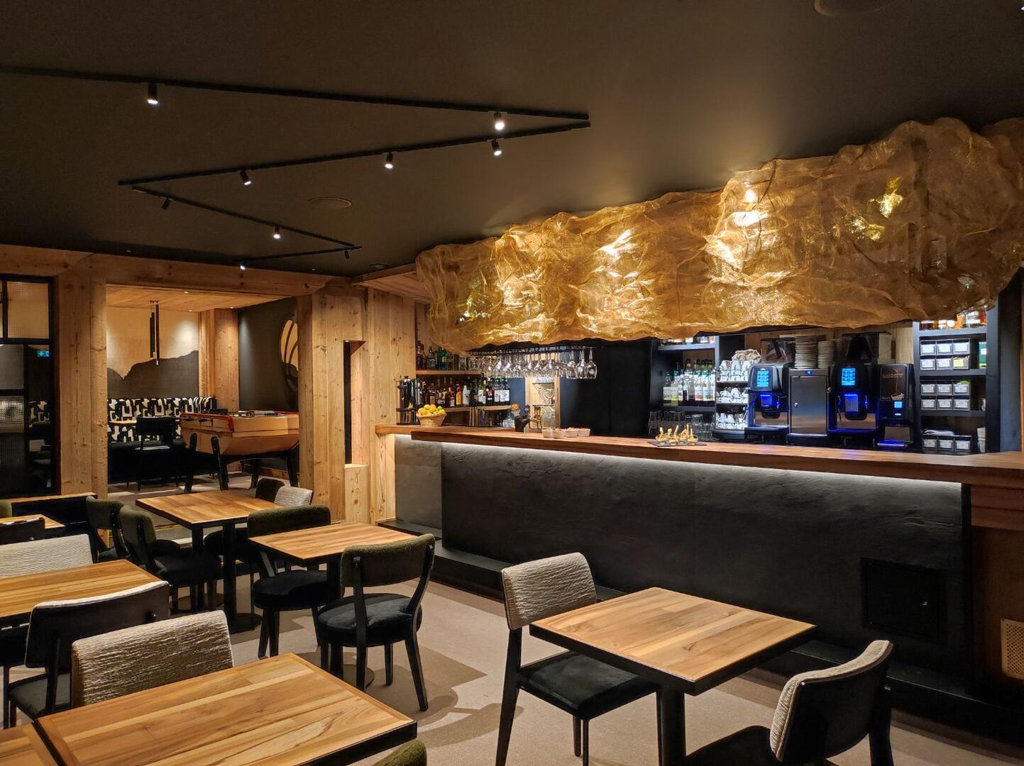 BAR.JPG