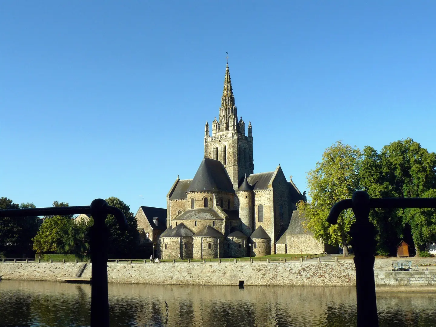 BASILIQUE NOTRE-DAME D’AVESNIÈRES (Laval) | Tourism portal of the ...