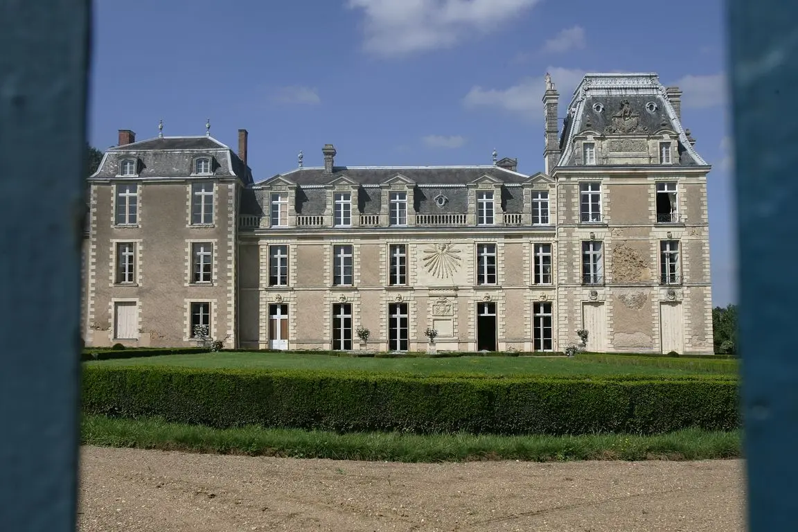 LES JARDINS DU CHATEAU DE LA RONGERE (La RocheNeuville) Portail du