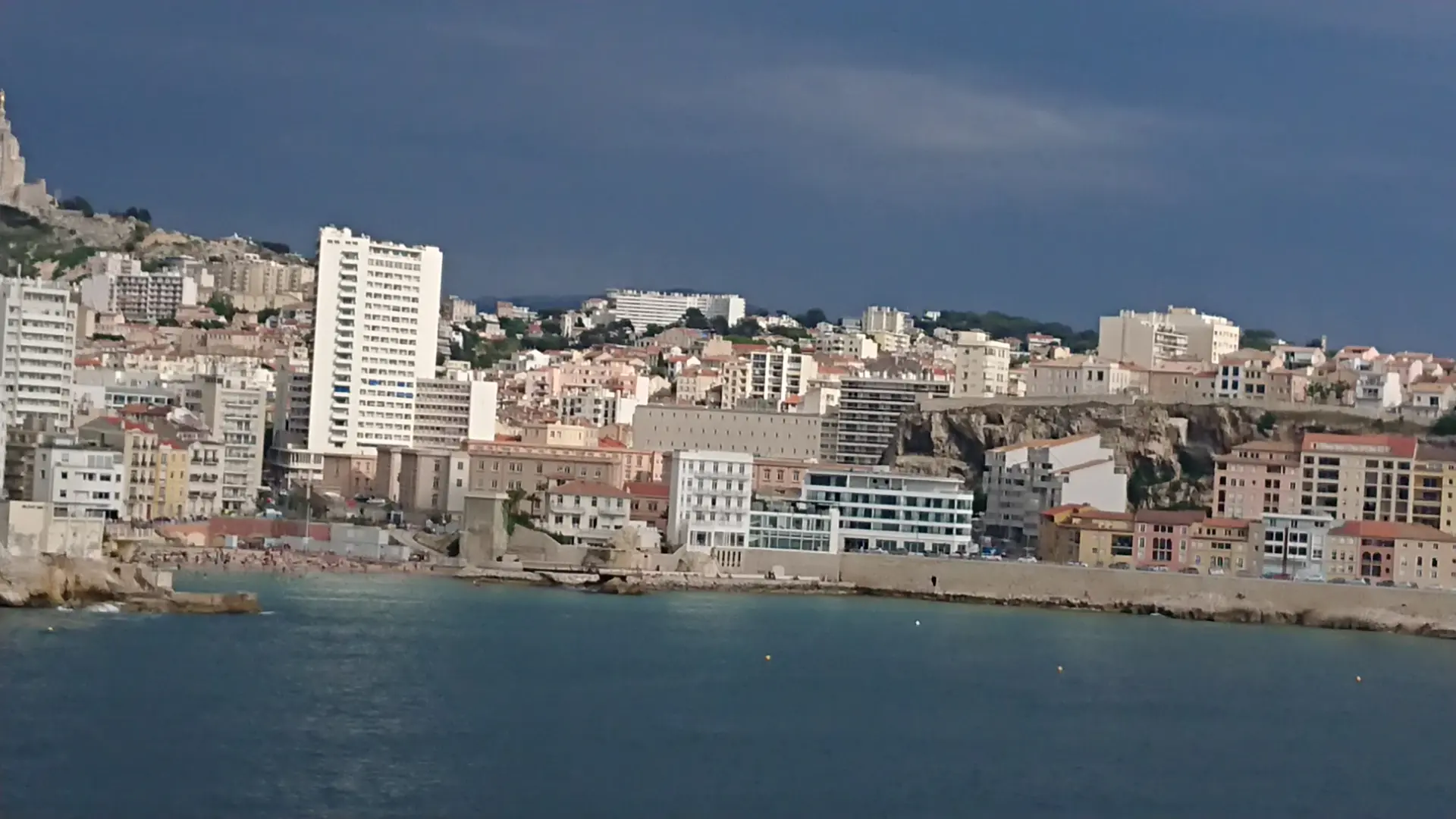 Carte Postale Ancienne Marseille – La Corniche Et Les Catalans Par Gros Temps