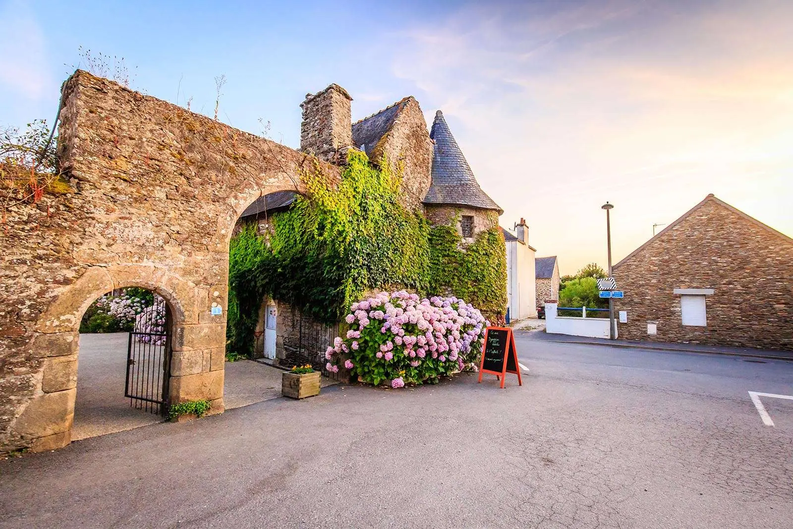 ACCUEIL-RECEPTION-VELOS-COURS-CAMPING-MANOIR-DE-KER-AN-POUL-EDEN-VILLAGES-4-ETOILES-ENTREE-MANOIR