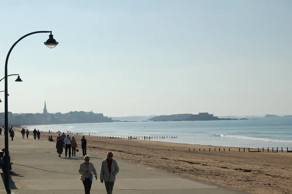Promenade sur le Sillon à Saint-Malo