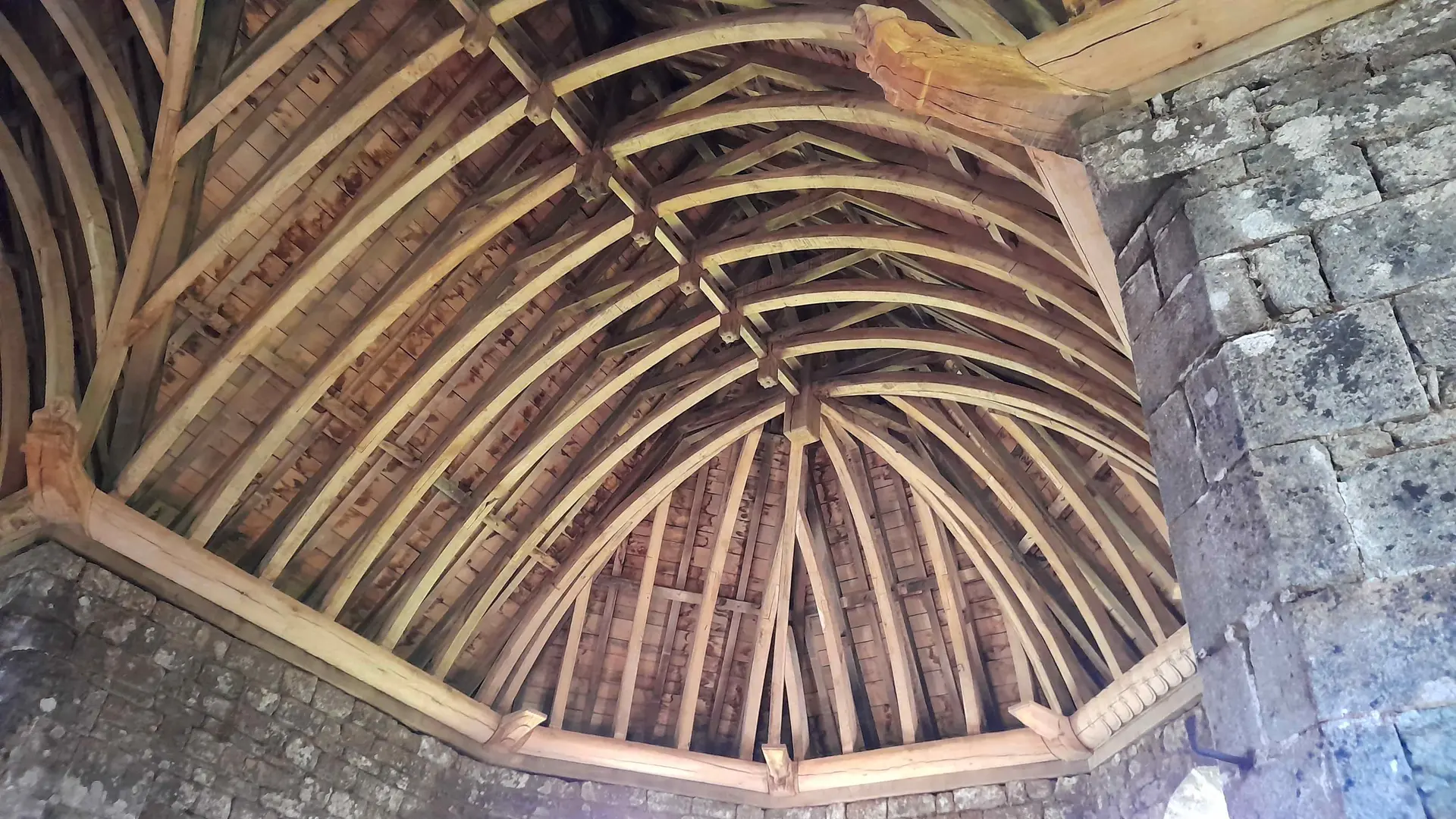 Charpente_de_la_chapelle_Trinite_Lanvenegen© RMCom