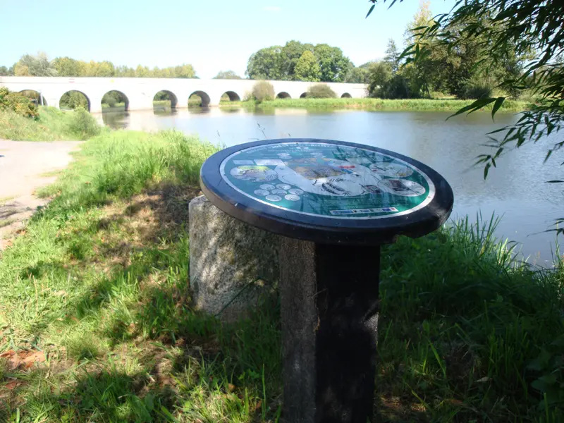 Circuits d'orientation Roc-St-André panneau de départ avec pont en fond