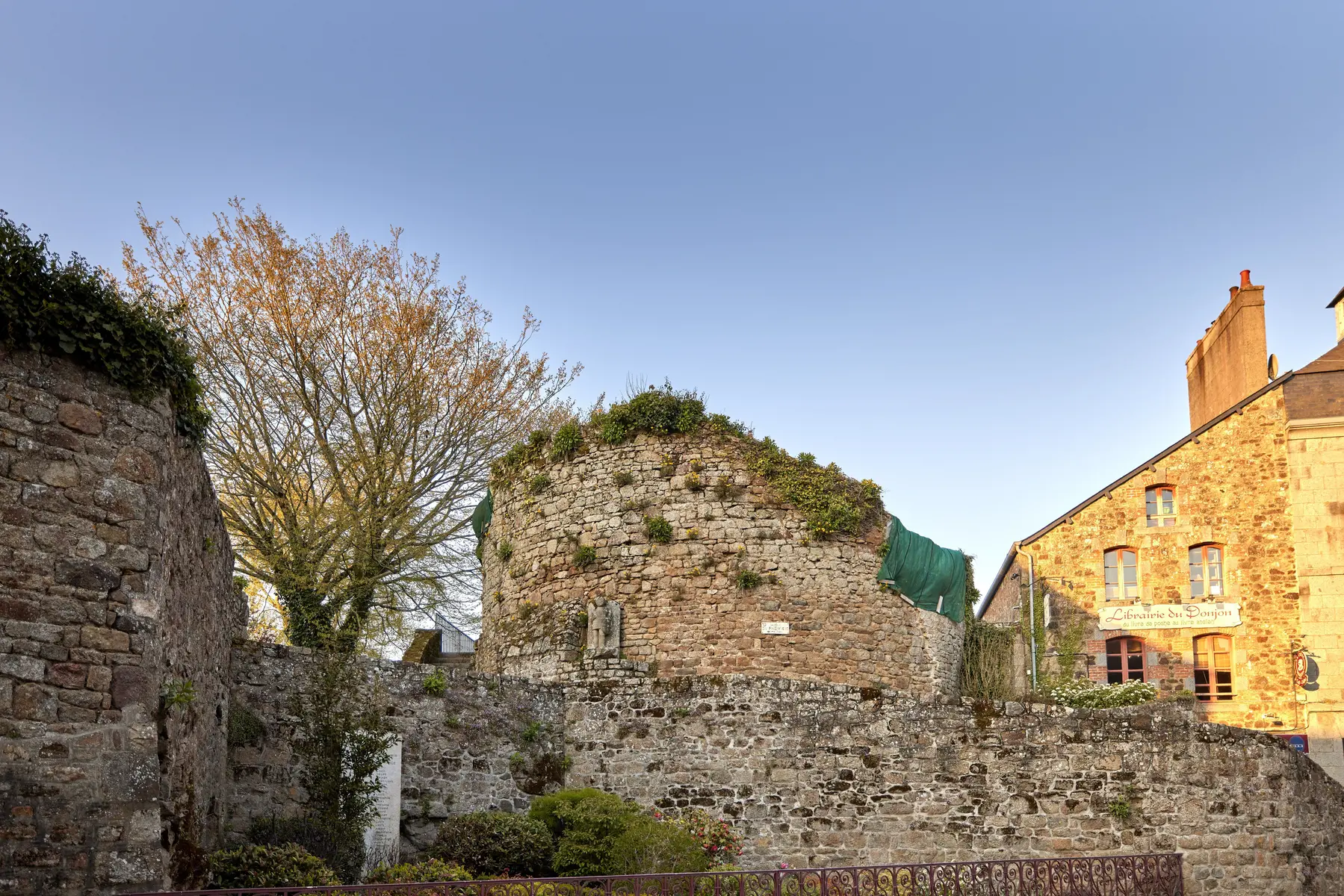 Vestige d'une tour Becherel Alexandre Lamoureux validite2031