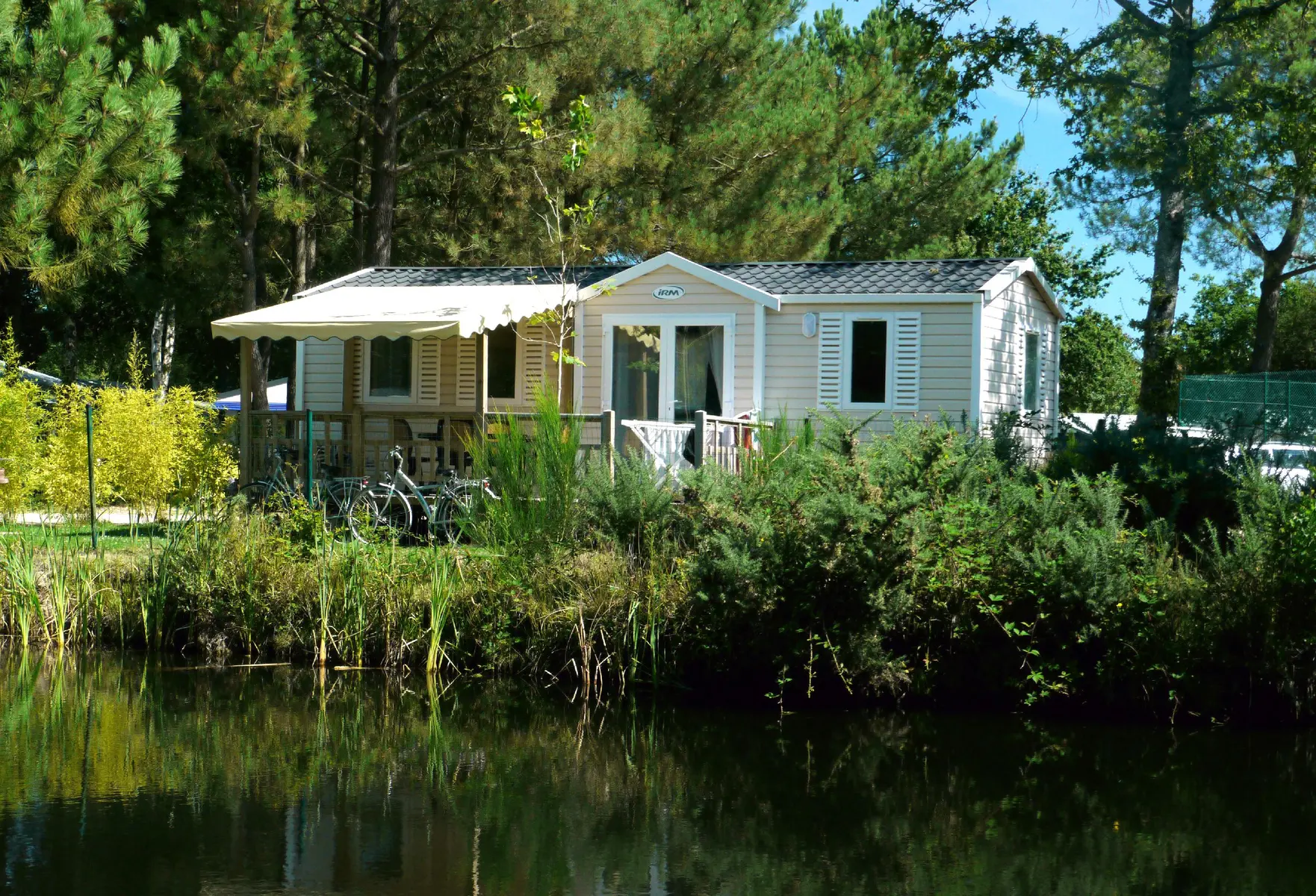 exterieur-mobil-home-hebergement-camping-sandaya-carnac