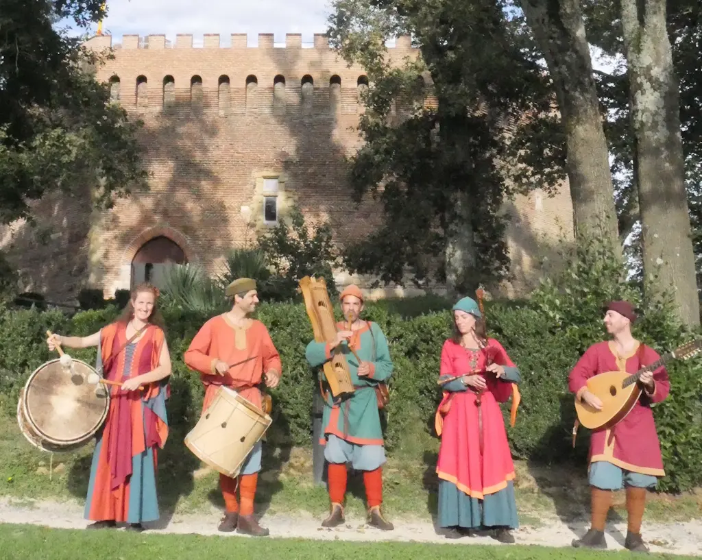 troupe Pescaluna concert médiéval dans la collégiale pour la fete médiévale de Saint Léonard de Noblat