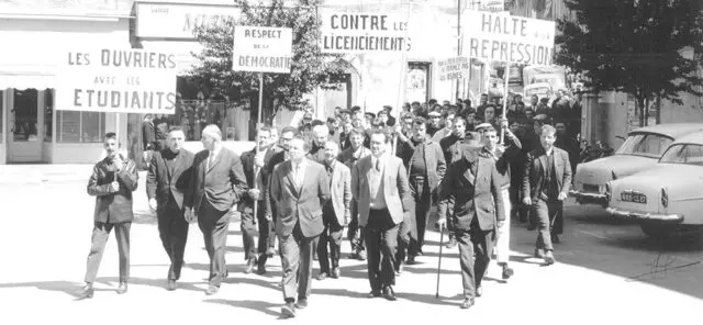 une-des-manif-de-1968-arrivee-devant-la-mairie-640x296
