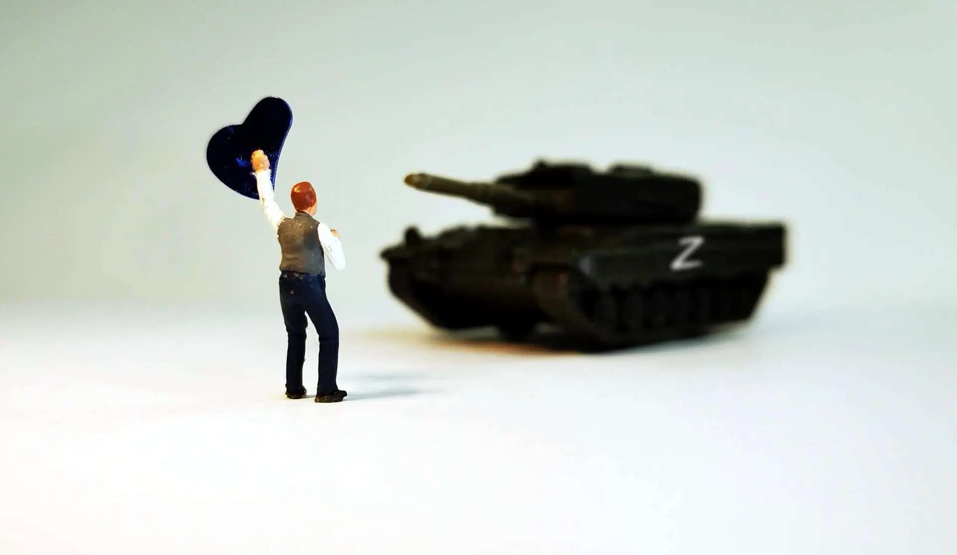 wir_sind_klein-miniature-figures-7092383_1920