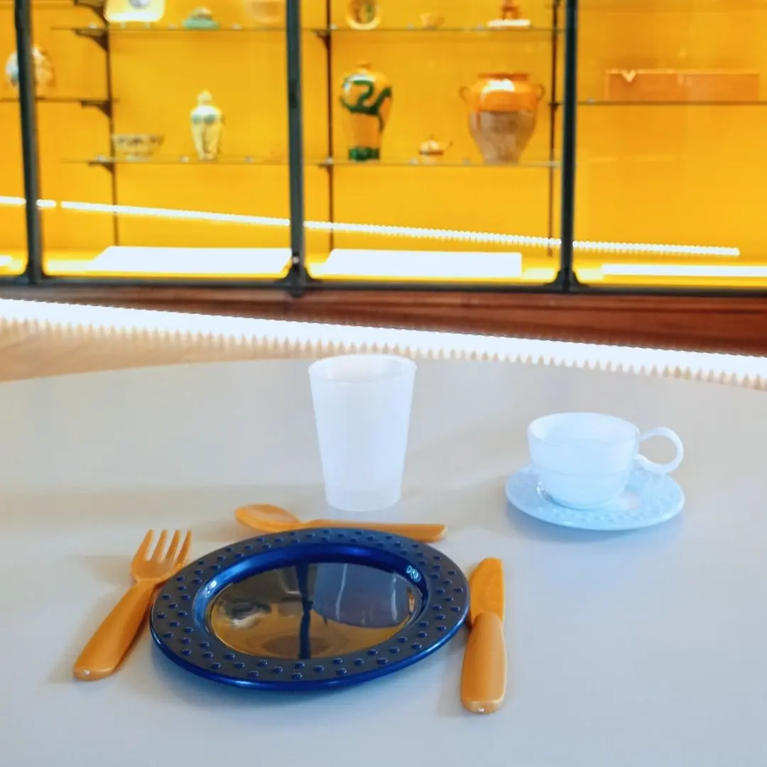 Le chien Porcelaine apprend à mettre la table