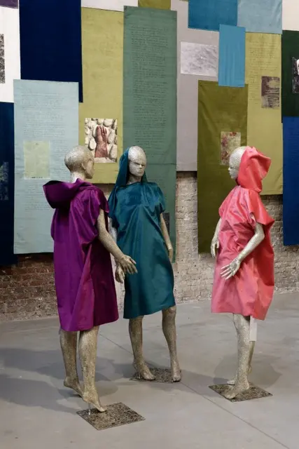 Carla ADRA, Capes-Mentales, 2022 Vêtements en velours pyrogravés, cintres.