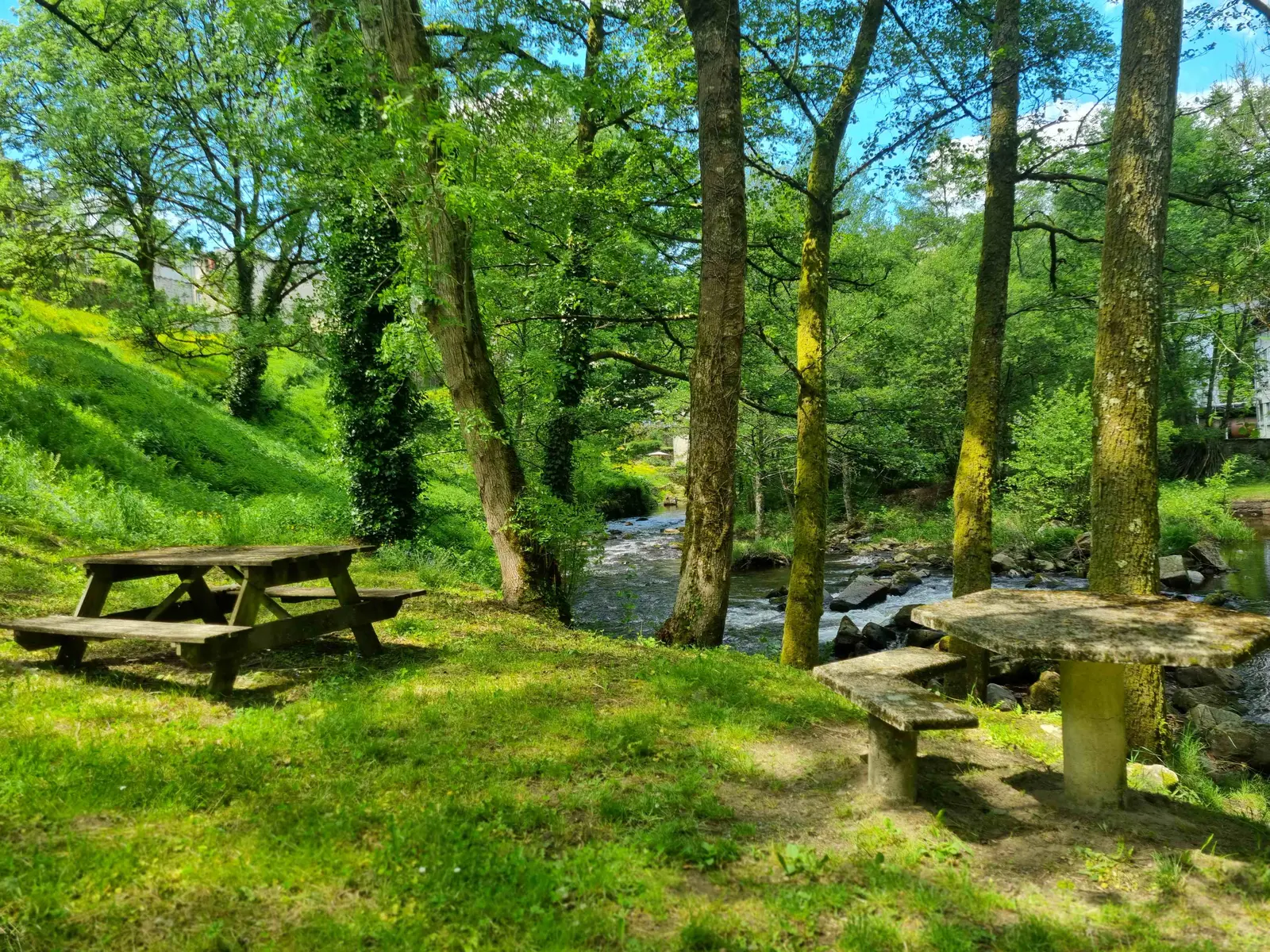 Table pique nique aval pont finot - Treignac ©L Léonard (2)