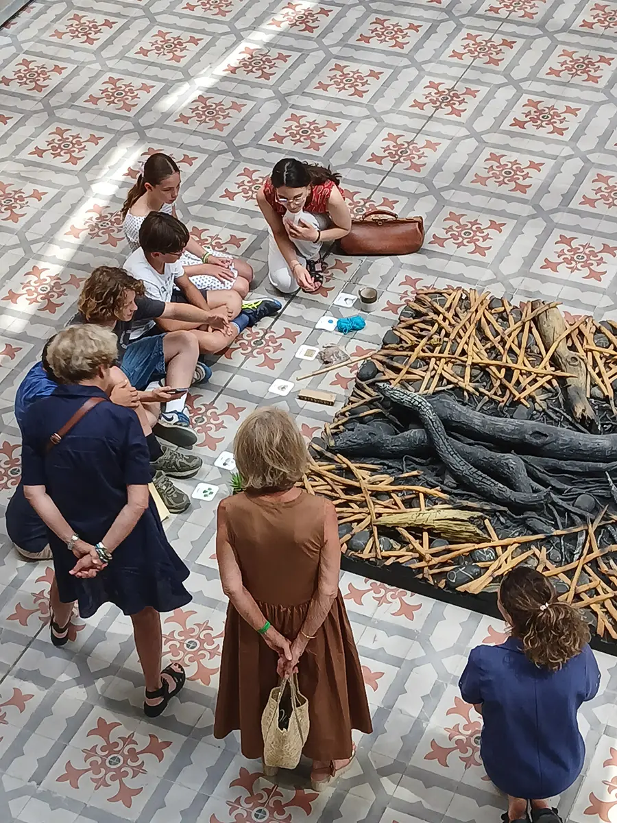 Visite en famille devant l'œuvre de Piero Gilardi, Canne (roseaux), 2001.