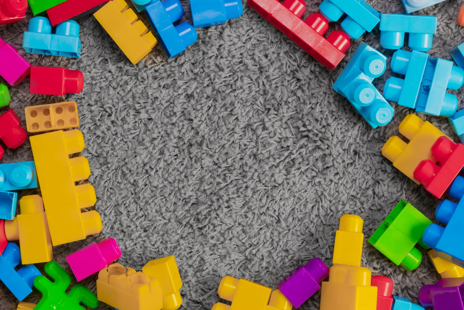 composition-plate-de-jouets-avec-fond