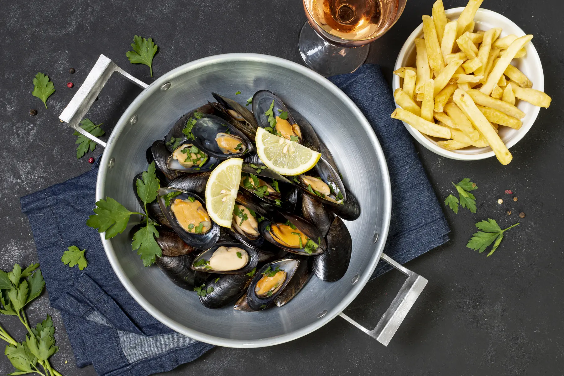 delicieuses-coquilles-de-moules-avec-frites (1)