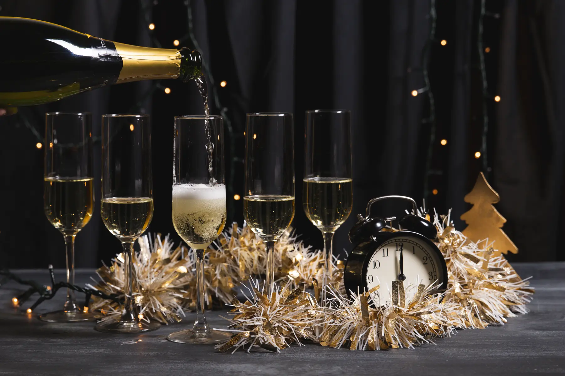 fete-de-bienvenue-decorative-avec-champagne