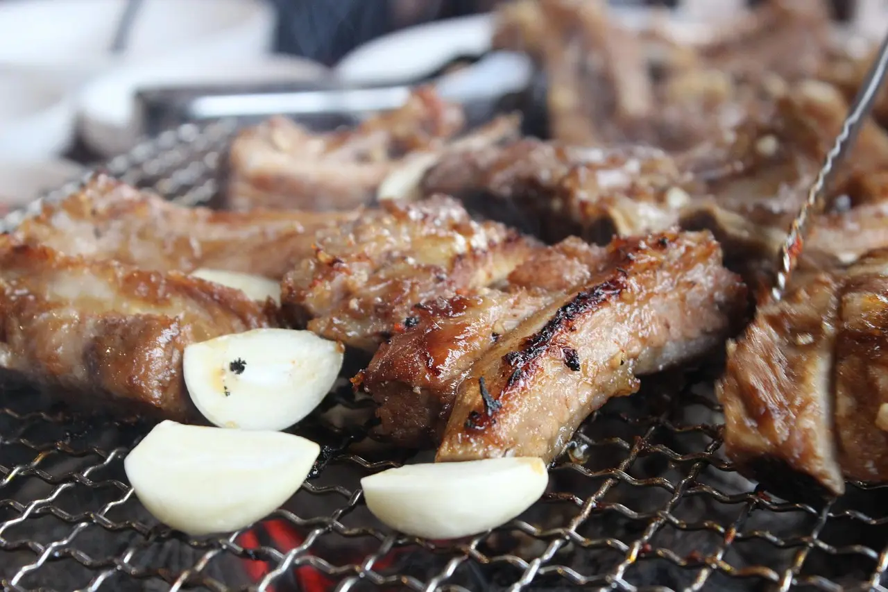 Grillade d'agneau et de porc