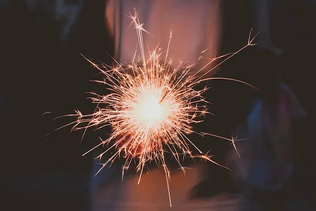 sparkler-1842258_640