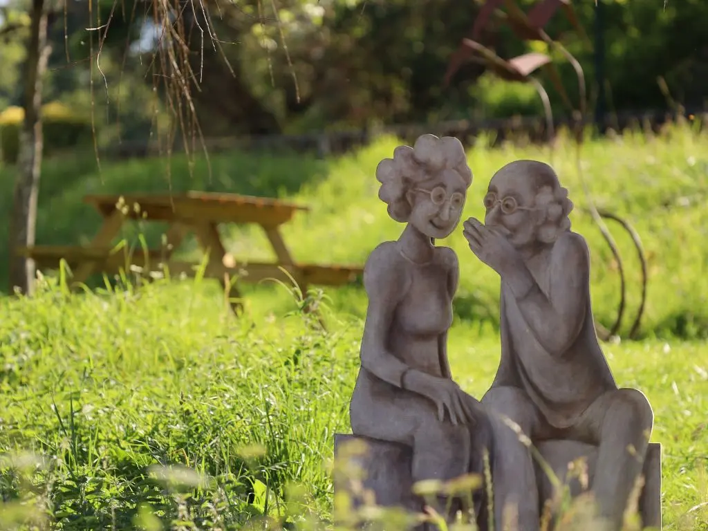 Exposition In situ devant les tables de pique-nique - Saint-Pierre-Sur-Erve