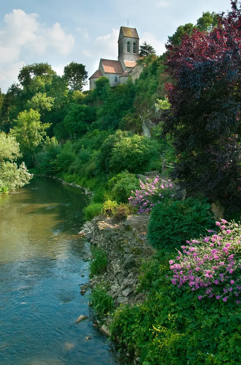 La rivière Sarthe et l'Église de Saint-Céneri-le-Gérei