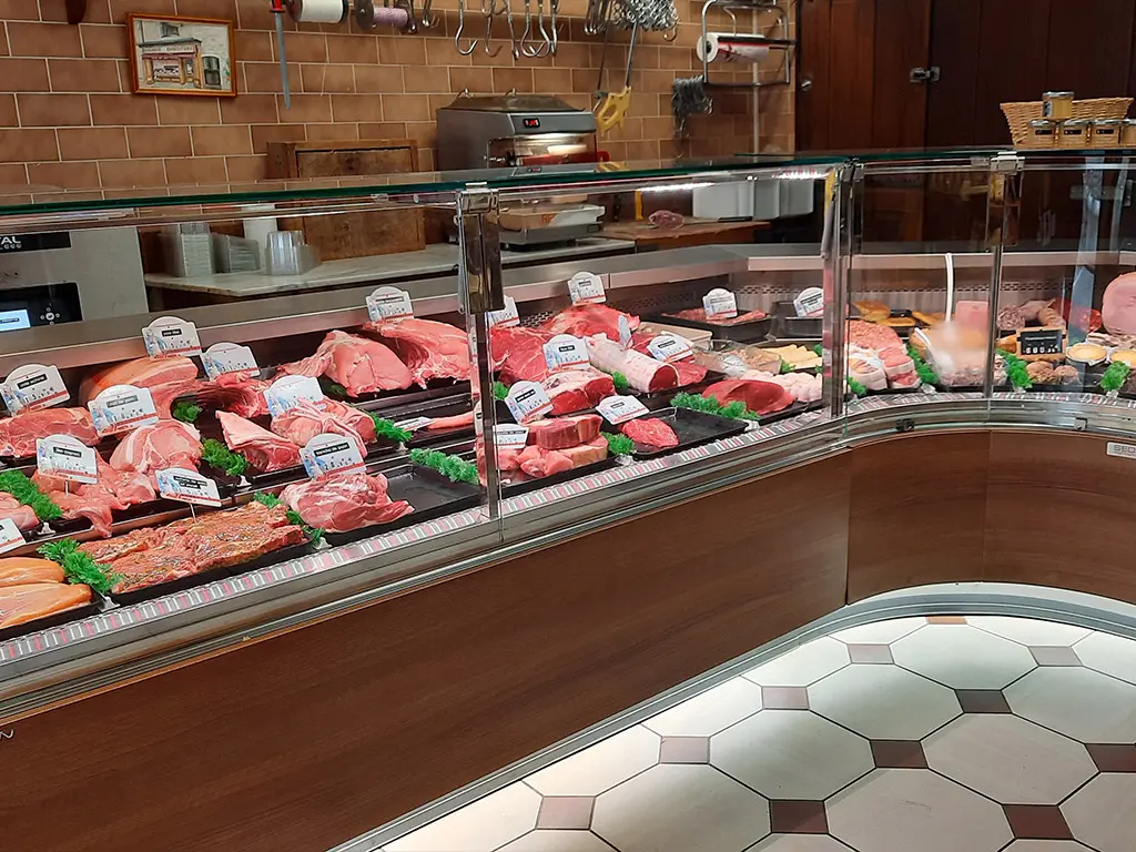 vitrine-charcuterie-boucherie 1