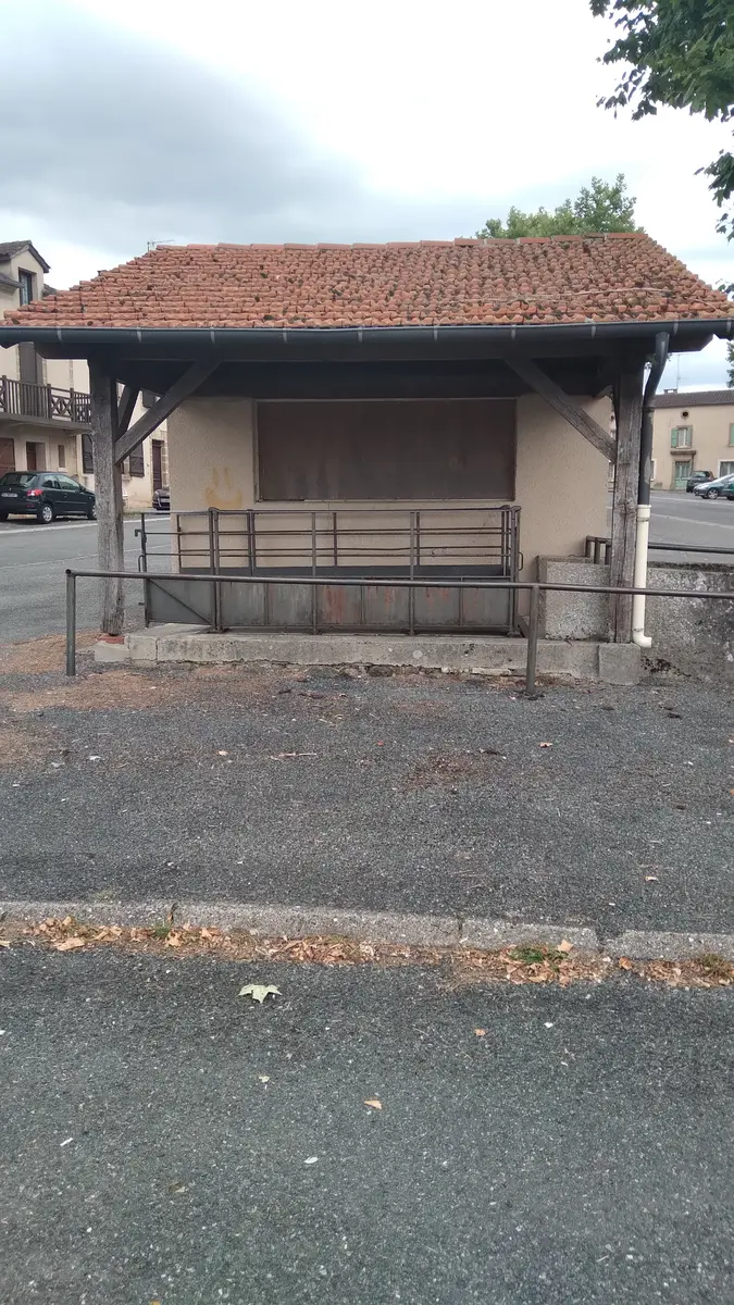 lacapelle_marival_poubelles_abri