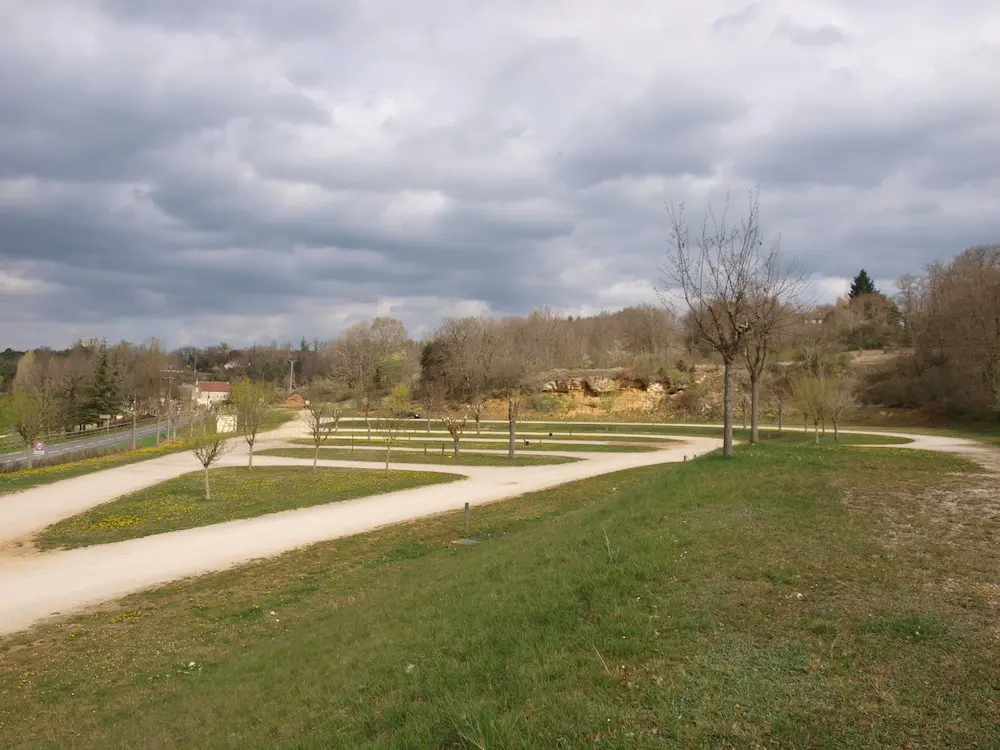 Parking Ecoute s il pleut Gourdon