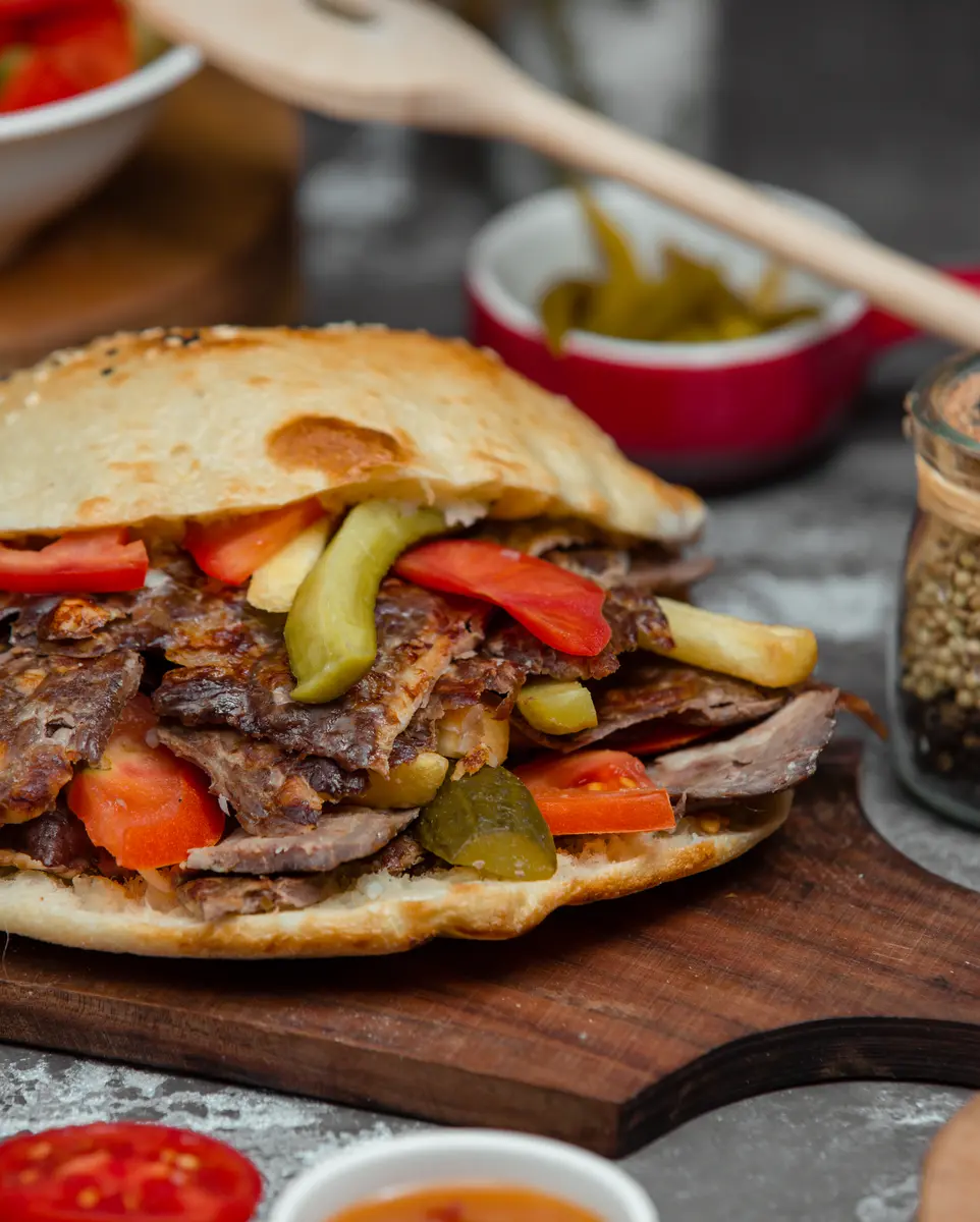 hamburger-a-la-viande-de-kebab-tomate-et-concombre