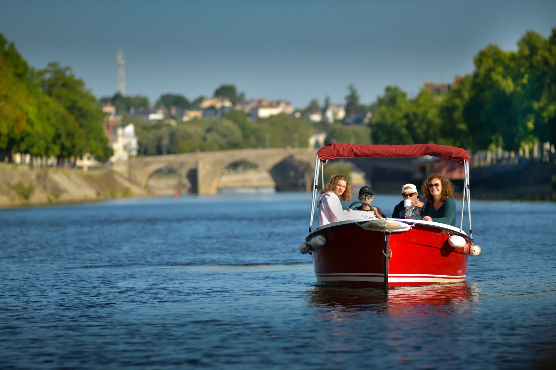 Location de bateau électrique à Laval ©Pascal Beltrami-Laval Tourisme