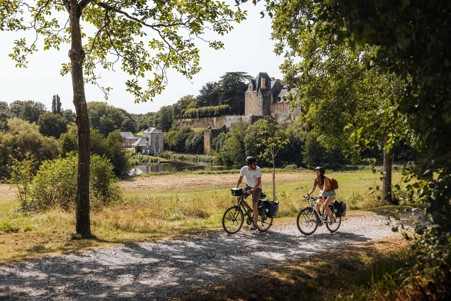 Velo_au_moulin_de_Thevalles_a_Chemere-le-Roi